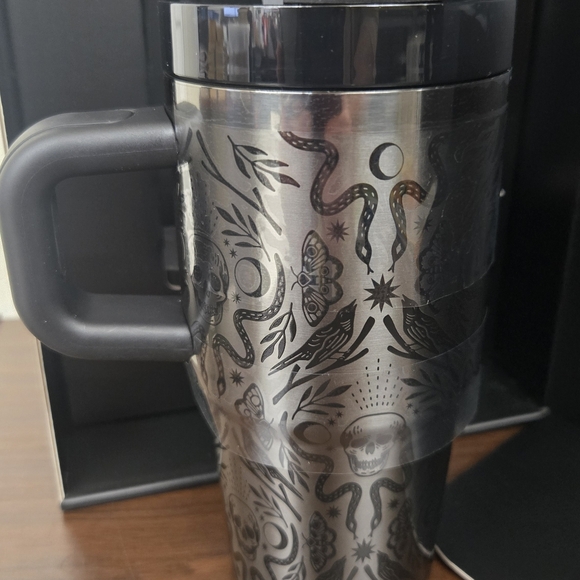 Stanley  Tumbler (20oz) -            Deadly Damask - Picture 3 of 7